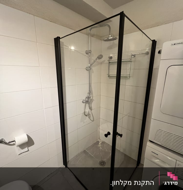 מקלחון זכוכית עם ראש מקלחת מתכתי ומדף קטן